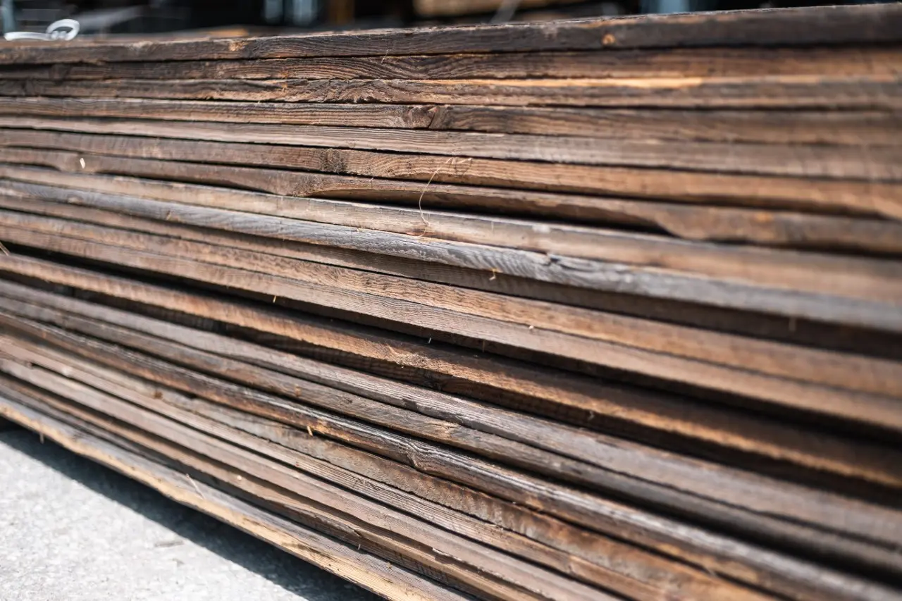Sonnenverbrannte Verschlagbretter: 7. Detailansicht von KnezHolz
